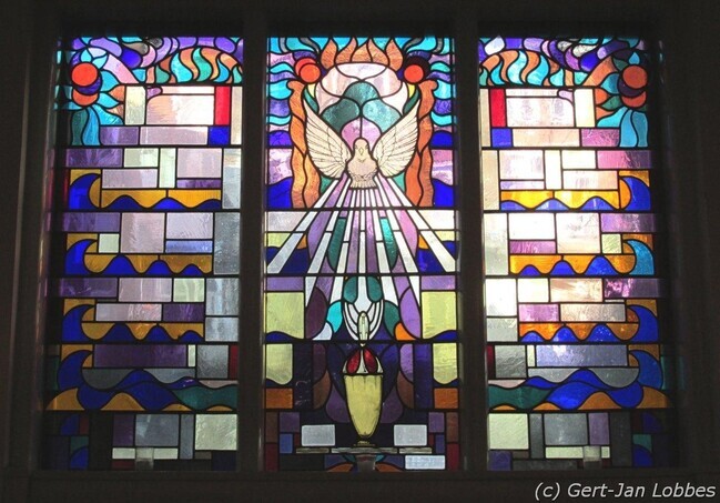 De duif als symbool van de Heilige Geest boven de Avondmaalsbeker
<br/>
Gert-Jan Lobbes, 2016